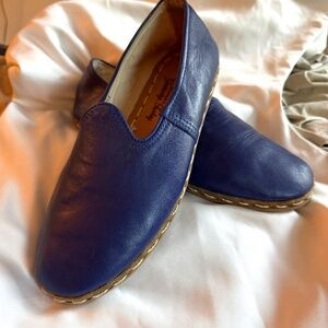 Sabah - signature blue color - size m39 - fits 8.5 or women’s 10